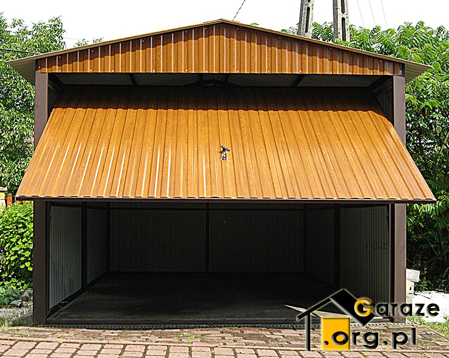 Garaż blaszany złoty dąb 3m x 5m. Konstrukcja z dwuspadowym dachem i uchylną bramą, która jest otwarta do połowy.