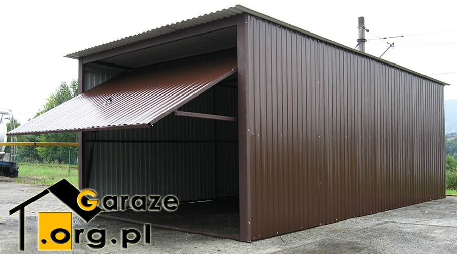Jednostanowiskowy blaszak z bramą uchylną oraz jednospadowym dachem. Garaż w kolorze brązowym 8017 o wymiarach 3m x 5m