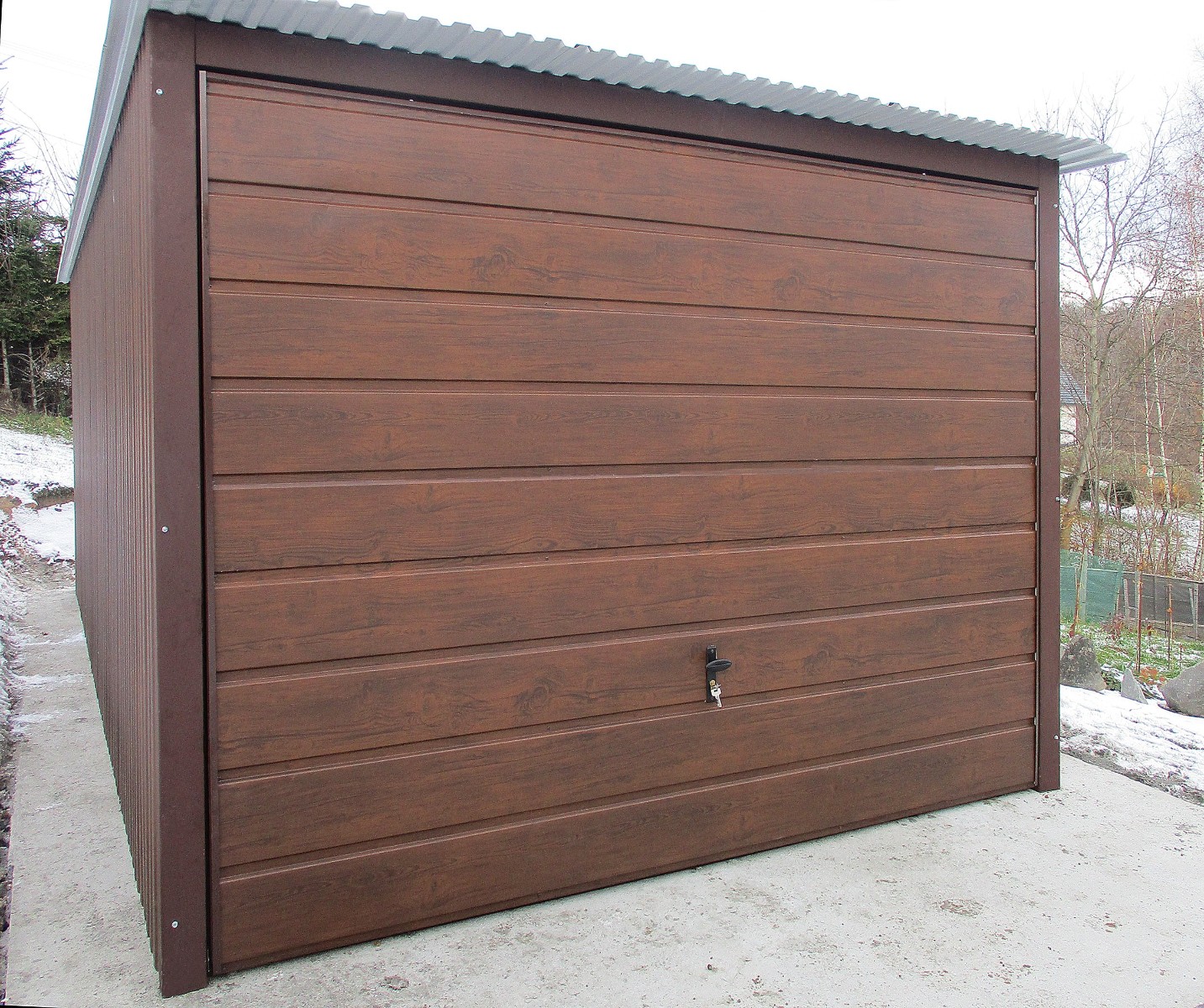 garaż drewnopodobny z bramą uchylną poziomy panel