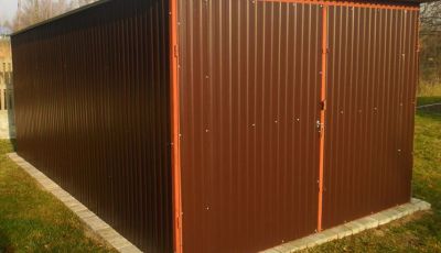 Standardowy, blaszany garaż 5x3m w kolorze brązowym z dwuskrzydłową bramą