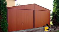 Dwustanowiskowy garaż blaszany w kolorze matowej cegły RAL8004. Konstrukcja o wymiarach 6m x 5m  z dwuspadowym dachem.