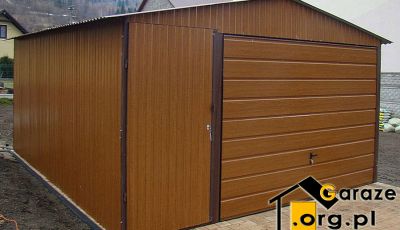 Powiększony garaż z brązowej blachy z uchylną bramą i dodatkowymi drzwiami z przodu.