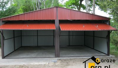 Dwustanowiskowy garaż blaszany w czerwonym kolorze. Konstrukcja z dwuspadowym dachem i dwoma bramami uchylnymi.