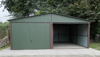 Blaszany garaż w kolorze zielonym - dwie bramy i dwuspadowy dach