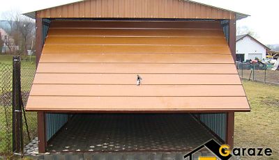 Garaż blaszany w brązowym kolorze z uchylaną bramą i dwuspadowym dachem