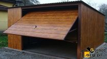 Blaszany garaż z uchyloną bramą i jednospadowym dachem